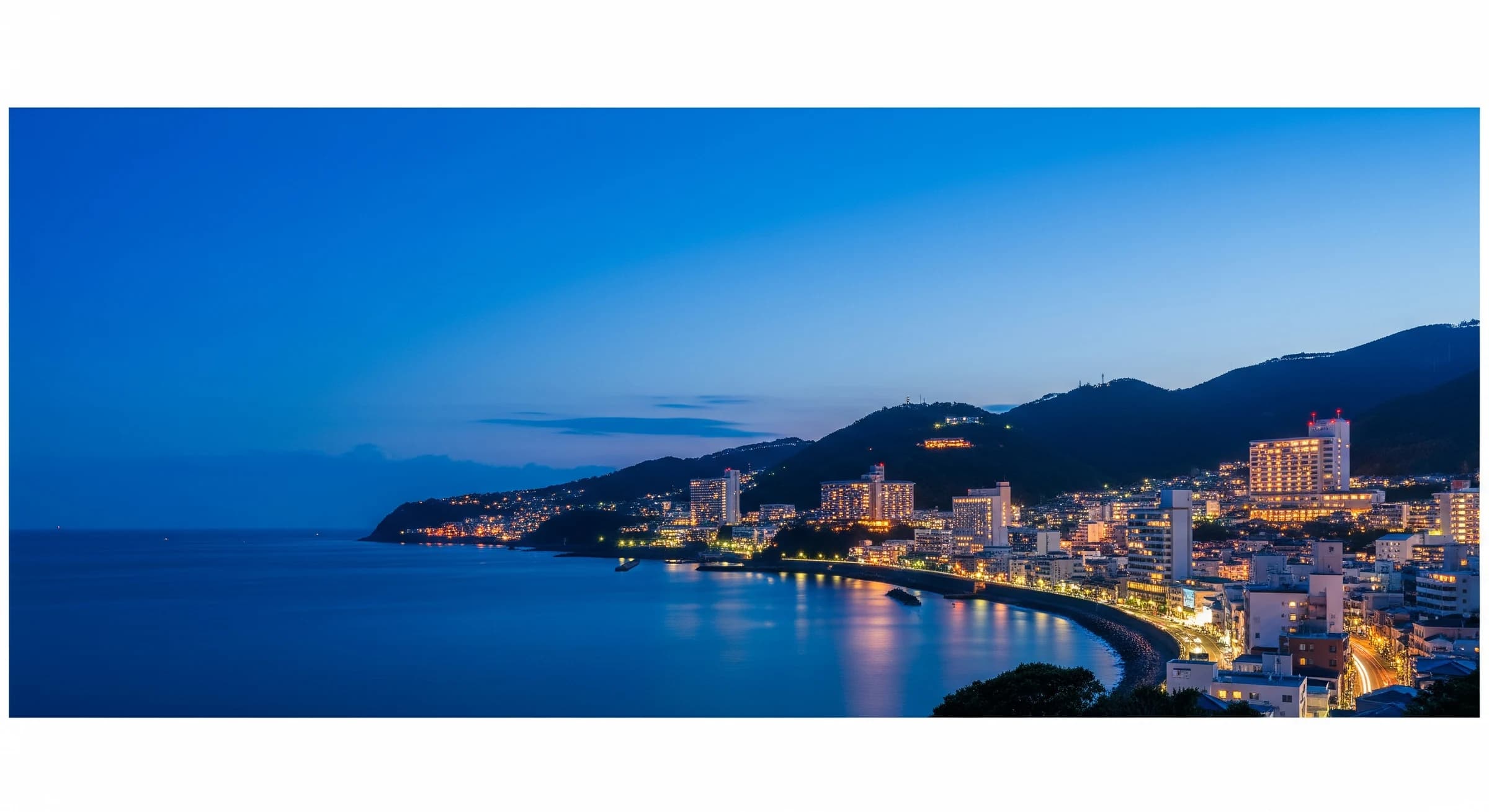 夕暮れの熱海の街並み
